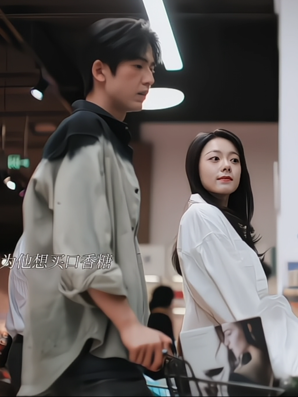 dengan pedenya ying tao nawarin buat beli,itu permen bukan sembarang permen dek,ya allah polos bgt 🤣🤣 mana muka Qiao xi udh senyum2 licik gitu lagi,haha..ngakak bgt 🤣🤣 #ourgeneration #zhaojinmai #zhaojinmai赵今麦 #zhanglinghe #zhanglinghe张凌赫 #cherryamber #cdrama 