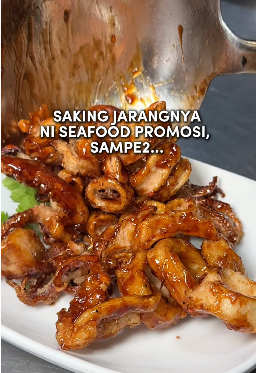 Seafood langganan keluarga gw di Jakarta Barat kalo lagi cari resto yang proper buat makan ramean. Mereka udah buka 6 tahun di Meruya dan masih 1 group sama Bandar Djakarta. Yang bedain, masakan nusantara nya di sini tuh lebih macem2. 📍 Pesisir Seafood Jl. Meruya Ilir Raya No.9,  Srengseng, Jakarta Barat #TTPetualangPro #kuliner #kulinerjakarta #kulinerjakartabarat #kulinermeruya #seafoodjakarta #pesisirseafood 