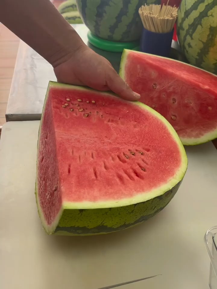 Satisfying Watermelon Cutting🍉#watermelon#HowTo#fruitcutting#ASMR#FruitHacks#FruitLovers#SuperFruit#Healthyliving#FoodPorn#SummerFruit#Fyp#Viral #Tiktokfood #fruit#usatiktok🇺🇸#usalife#usa