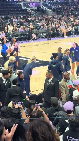 she loves those tear away pants #paigebueckers #dallaswings #goldenstatevalkyries #wbb #WNBA #uconn #uconnwbb 