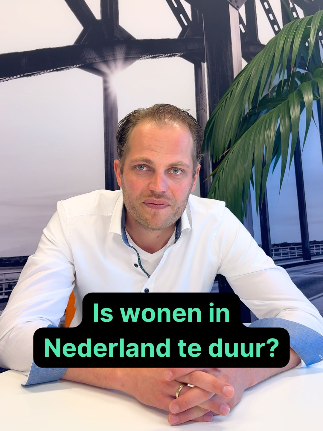 Is wonen in Nederland echt zo duur? 🏡💶 Wij Nederlanders besteden gemiddeld 23% van ons inkomen aan wonen. Daarmee staan we op plek 6 in Europa. Verrassend, toch? Zeker als je bedenkt hoe hoog de huizenprijzen hier zijn. En wat opvalt: Nederlandse jongeren wonen opvallend snel op zichzelf. Veel sneller dan in landen zoals Griekenland of Spanje. Dus… misschien valt het met die ‘te dure woningmarkt’ in Nederland nog mee. 😉 Wat denk jij: is wonen in Nederland te duur? Laat je mening horen in de comments! 👇 #wonenInNederland #woonlasten #huizenprijzen #woningmarkt #teDuurWonen #hypotheekTips #woningmarktNederland #jongerenEnWonen #hypotheekadvies