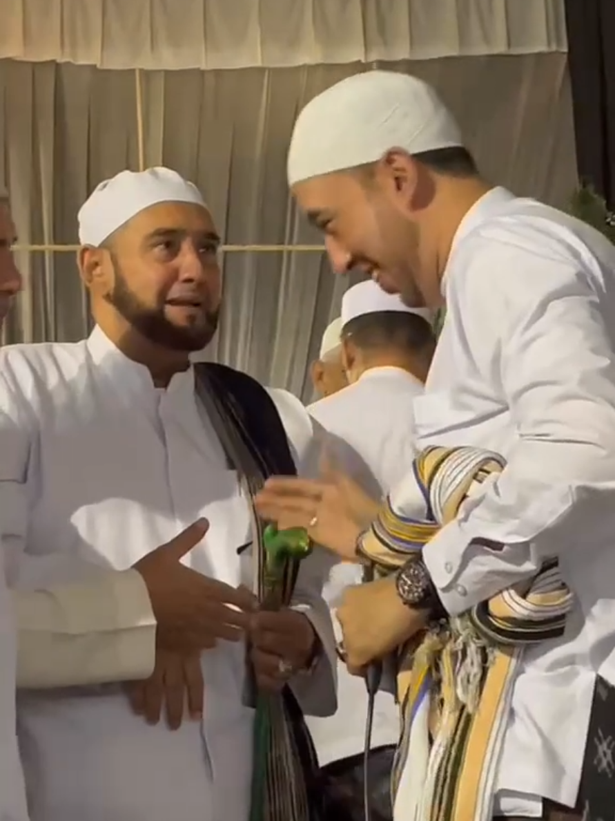 Perjumpaan 2 pimpinan majelis sholawat besar, Habib Syech Assegaf & Habib Bidin Assegaf 😍😍❤️❤️ #habibsyechassegaf #habibbidinasegaf #majelissholawat #ahbabulmustofa #azzahirpekalongan #syekhermania #zahirmania 