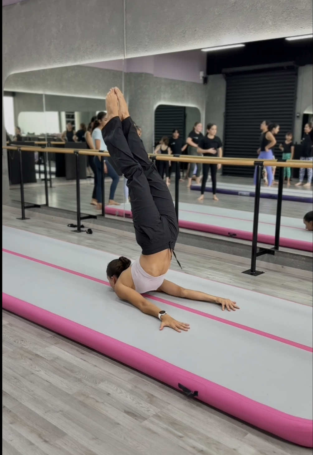 Es que mis alumnas son 😍😍😍  #dancer #danceteacher #dancestudioowner #acro #acrodance #aerial #stretch #trickcombo #trick #flex #acrobacias #movelladancestudio 