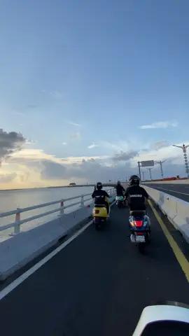 SORE” ENAKNYA JALAN-JALAN #jalantol #bali #sunset #naikvespa #vespasprint #fyp 