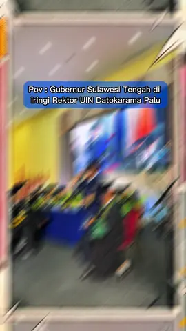 Momen langka: Rektor: bagaimana kalau sumbang satu lagu pak gub? Gubernur: siap pak rektor Rektor: mantaaap!!! Wisudawan: izin salfok pak 😂 #wisuda #44 #uindatokaramapalu #gubernursulteng #menunggukamu #fyp #fy 
