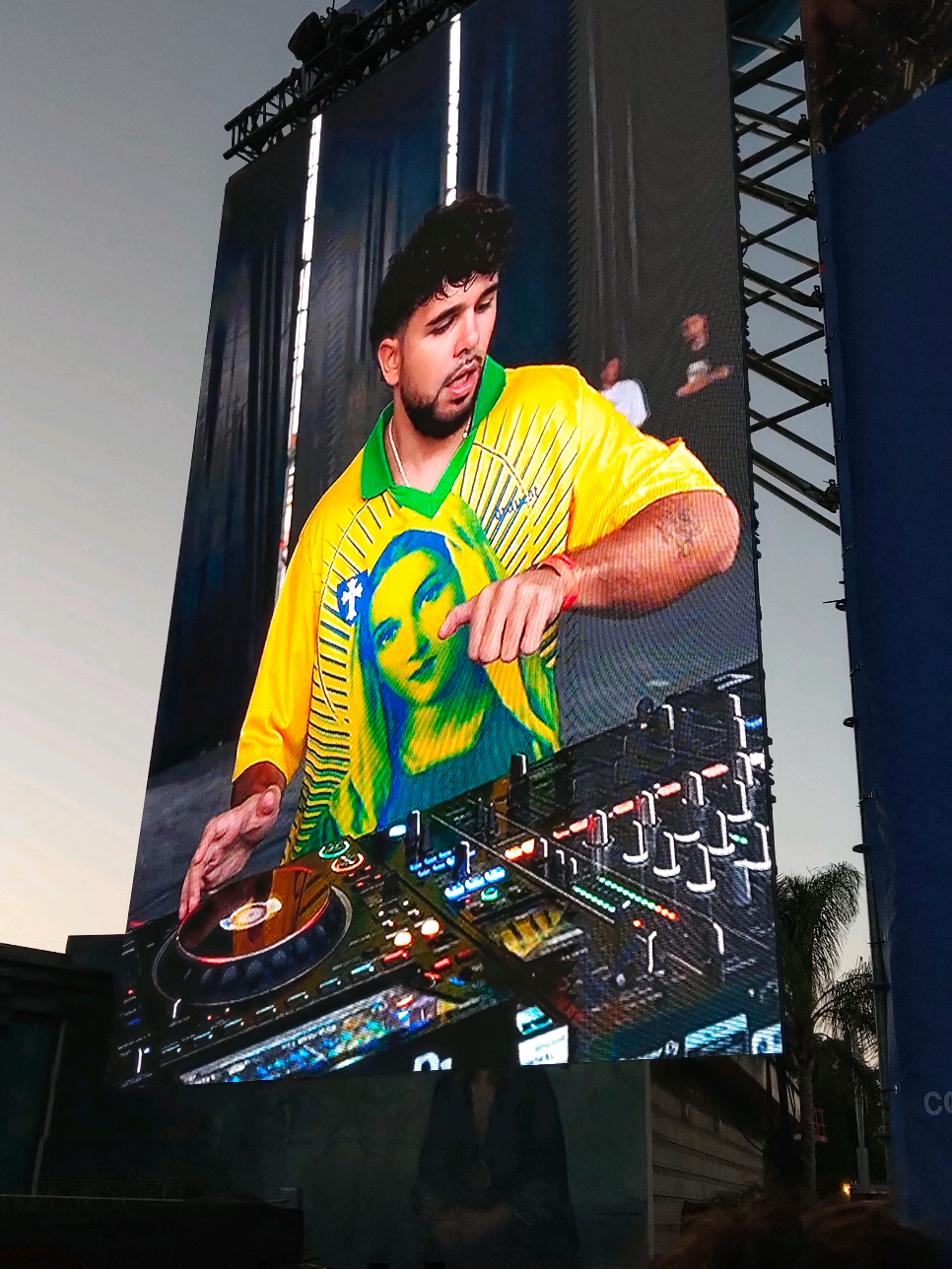 De verlo en videos a poder vivirlo @Alvama Ice es otro rollo una completa locura de inicio a fin sabe mover a la gente y solo el era capaz de crear una fiesta como @Kream Ice Land  #fiesta #djs #kreamiceland #paratiiiiiiiiiiiiiiiiiiiiiiiiiiiiiii 