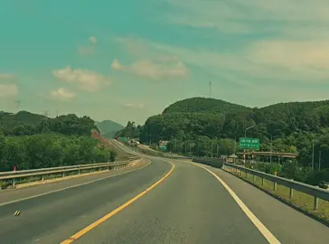 Em đi gom nắng phương xa,  Gói trong Ký Ức – gọi là Mùa Hè. Gió đưa hương nắng lên vai,  Biển xanh ru nhẹ những ngày rong chơi... #Hè2025