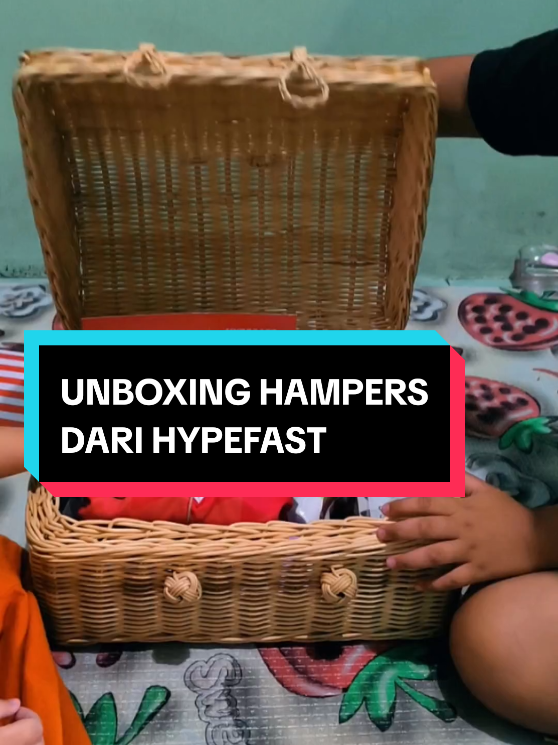 Kali ini Mas Daffa dan Kaka Diva sedang #unboxing Hampers dari #Hypefast penasaran isinya apa? yuk kepoin