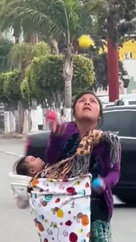 Perjuangan seorang ibu🥺 Bola kecil yang dilempar itu ringan.... Tapi perjuangannya? Berat. 🥺 Gak semua ibu punya segalanya... tapi mereka selalu kasih yang terbaik buat anaknya.  Capek ? Pasti. Tapi senyum anaknya bikin semuanya terasa ringan...  Sambil gendong, sambil ngamen,  masih sempet hibur si kecil biar tetap tersenyum.  Karena buat seorang ibu, bahagia anaknya itu no satu. 