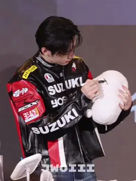 Sunghoon’s so obsessed—he’s even drawing eyebrows on the plushie! 🤣 #sunghoon #enhypen #fansign #sunghoonenhypen #sunghoonedit #enhypenedit #fyb #fybシviral #xuhuong 