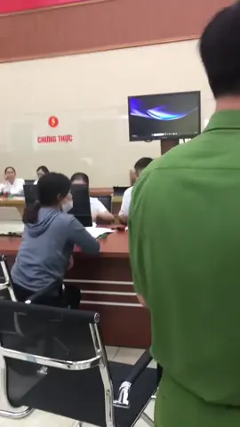 Liên quan đến Các Thủ tục Hành chính tại Trung tâm phục vụ hành chính công Phường Hoa Lư tỉnh Ninh Bình ngày 19/7/2025.  ( Video 2/2) Trung ương quán triệt, địa phương không thực hiện. Chuyển đổi số, đưa về chính quyền hai cấp, đi đăng ký cái tạm trú thôi mà khó hơn lên trời 🙂 Để phản ánh ý kiến về dịch vụ công, Công dân có thể truy cập Cổng Dịch vụ công Quốc gia, vào mục 