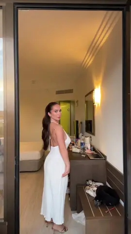 backless dresses>>