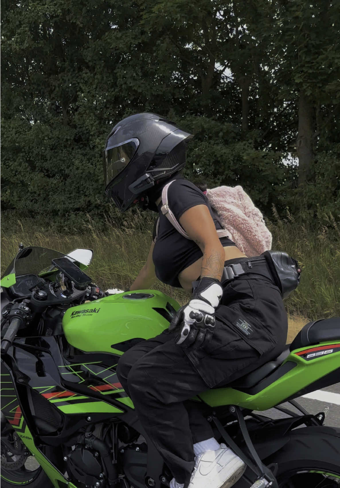 Don't say anything wrong about my fluffy pink backpack 💗👛 #motorcycle #agv #kawasaki 