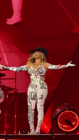 Beyoncé in Las Vegas (night 1)!! cc: rofantini #lasvegas  #cowboycarterbeyonce #cowboycartertour #allegianstadium #beyoncé Las Vegas night 1 2 @Parkwood Entertainment @Beyoncé 