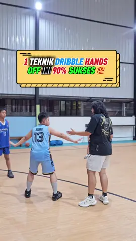 1 teknik dribble hands off ini sukses 90% di game 😤 Anak aku langsung bisa split defender pake ini 💯 Kamu wajib coba teknik ini kalo mau hands off-nya gak dibaca defender!” 👉 Follow Aku biar gak ketinggalan teknik-teknik kayak gini! #basketballindonesia #basketindonesia #trendingbasketball #basketballtraining #basketballtiktok #handsoff #basketball4life #basketballdrills #basketballskills #basketballmoves #basketballtips 