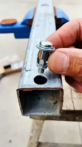 Parafuso que segura de verdade! A força que faltava para suas instalações sem medo de cair. Já garantiu o seu? #parafuso #fixação #ferramentas #façavocêmesmo #engenharia #construção #DIY #reforma #pedreiros #eletricista #obras #segurança #qualidade
