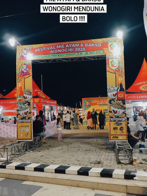 ,  Festival Mi Ayam dan Bakso Wonogiri mulai dibuka di Alun-Alun Giri Krida Bakti Wonogiri pada Jumat (25/7/2025) sore itu. Festival ini mendapat sambutan hangat dari para warga. Hal itu tampak dari ribuan warga yang mendatangi festival mi ayam dan bakso yang kali pertama digelar di Wonogiri tersebut. Mereka ramai menjajal mi ayam dan bakso  yang dibuat langsung oleh tangan-tangan pedagang asli Wonogiri. Tampak tidak ada pedagang bakso dan mi ayam yang menganggur di alun-alun itu. Mereka sibuk meladeni pesanan dari para pengunjung. Acara itu semakin semarak ketika sejumlah pengunjung mengikuti lomba makan mi ayam tercepat. Lomba itu pun langsung menjadi magnet para pengunjung. Peserta lomba itu diikuti warga umum mulai dari pelajar hingga lansia.  Semakin sore, volume pengunjung semakin banyak. Sebagian dari mereka terhibur dengan adanya pertunjukan reog yang digelar di tengah-tengah acara. Festival ini dinilai menjadi semacam deklarasi Kabupaten Wonogiri sebagai kota bakso dan mi ayam. #wonogiri #wonogiri24jam #wonogiritiktok #wonogirisukses #fyppppppppppppppppppppppp #fyp 