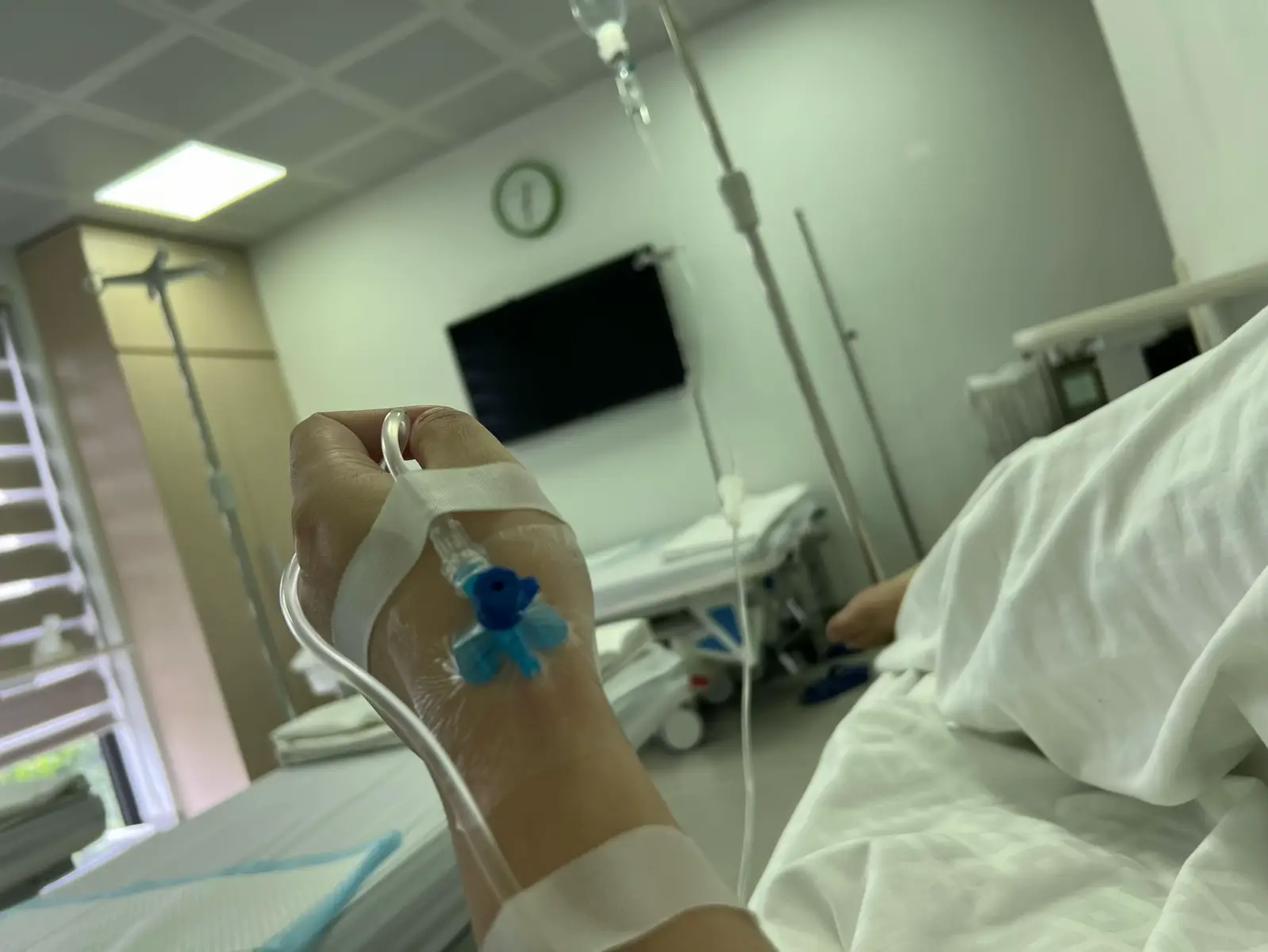 Hôm  ấy  mẹ mất con! 17-7(23-6 ) Không vì điều gì đặc biệt... chỉ là nỗi nhớ mẹ lại trỗi dậy,như 1 làn gió nhẹ xuyên qua tim,âm ỉ và dịu buốt Con biết không từ khi con đi, mẹ vẫn sống,mỗi lúc mở mắt,mẹ đều cố găng thêm 1 chút! Mẹ không thể quên vì mẹ từng là nơi duy nhất con tồn tại. Mẹ không trách con vì rời đi xớm. Mẹ chỉ tiếc vì chưa thể nhìn còn dù chỉ 1 lần. Chua kịp ôm con vào lòng, chưa kịp hát ru cho con ngủ Chua kịp nói : 