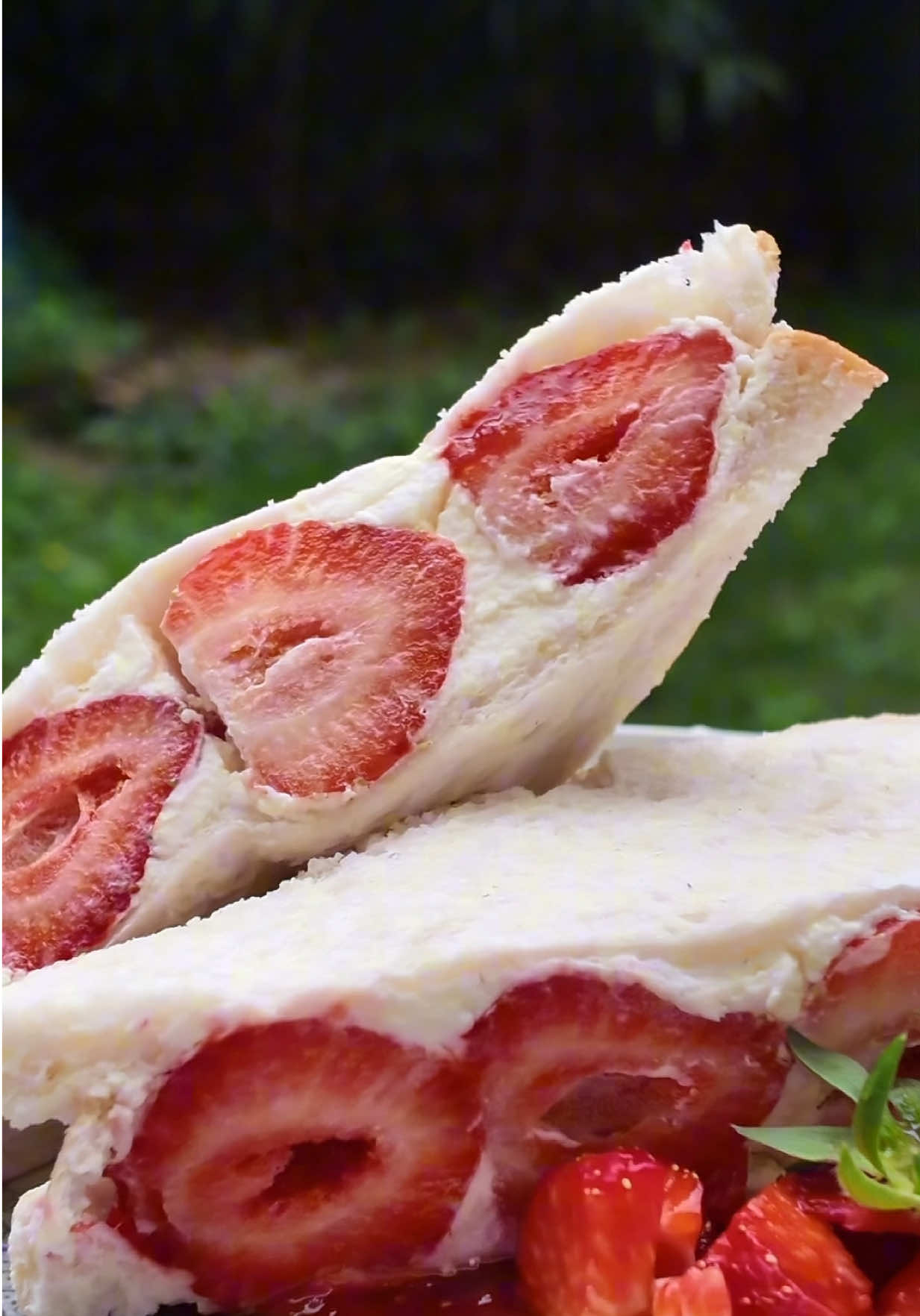 KUSINARS, Is it a sandwich or a dessert? Making my own version of viral Marks & Spencer’s strawberry cream sandwich. Perfect for tea breaks! Tara, kaen?