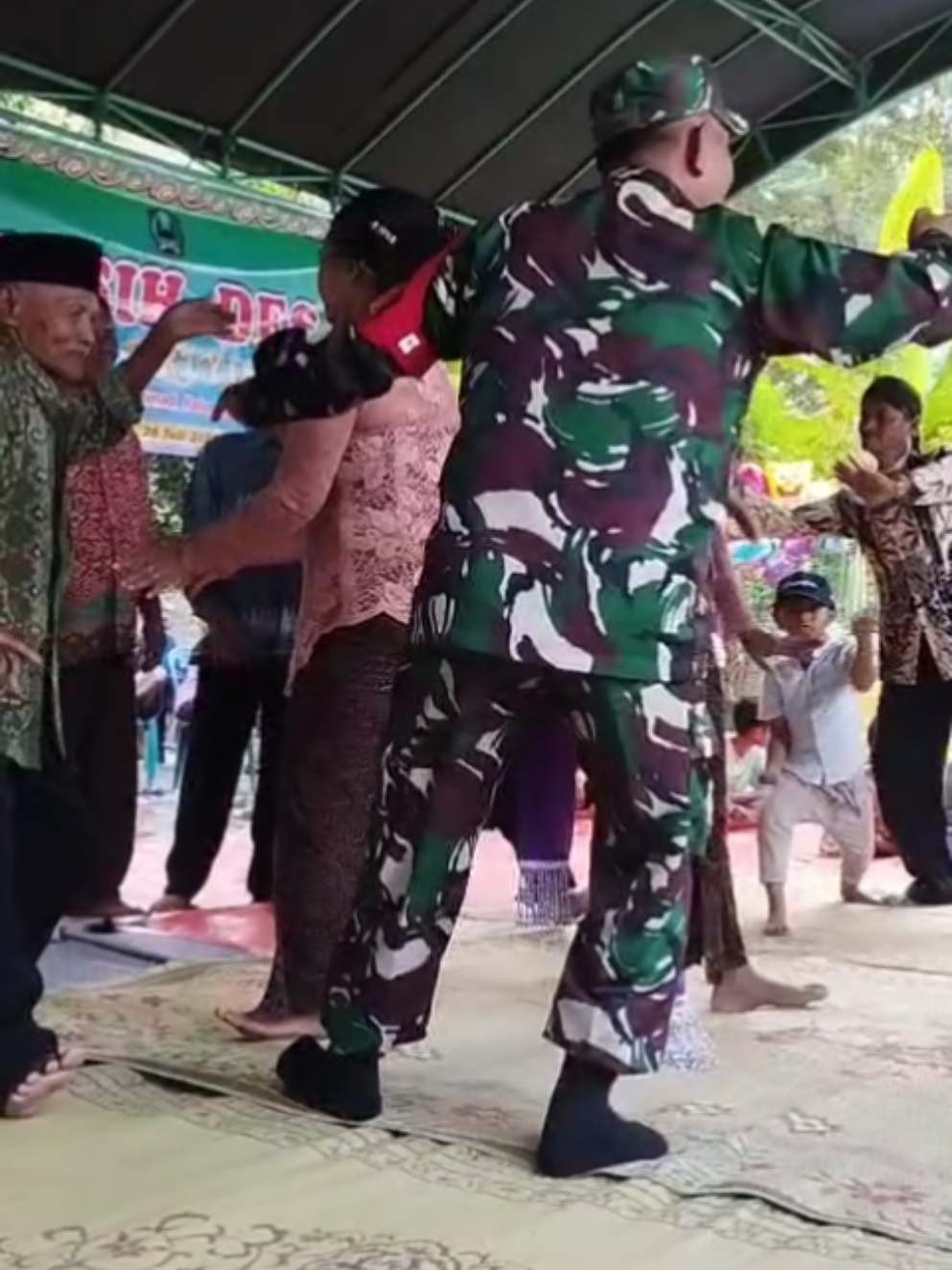 Pak Babin latihan Lempar selendang dlm acara sedekah bumi #babinsa #tayub #budayajawa #syukur #adatjawa @semua 