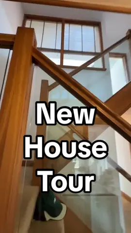 We moved into our new house yesterday! Let me give you a house tour 🏠 New backdrops for videos just dropped 😂 A bit of decorating to do but nothing serious! #newhouse #housetour #Vlog #comewithme #decorating #renovation #housedecor #
