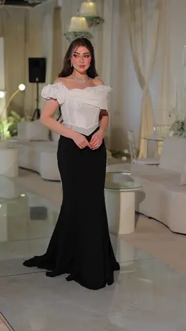 فستان سهرة يجمع بين رقي الأبيض وفخامة الأسود  #فستان_سهره 