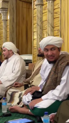 Berkata Imam Ghazali R.A. : Dianjurkan anak kecil itu disibukkan dengan belajar Al-Qur'an, membaca hadits², cerita² orang sholeh, supaya tertanam dihatinya kecintaan terhadap orang² sholeh, sehingga terjaga dari sajak²/lagu² yang bernuansa cinta dan orang² bercinta.Dan kalau dia dipukul oleh gurunya, (orangtuanya kasih tau) jangan banyak berteriak, jangan minta lindungi dengan siapapun, suruh dia bersabar, dan ingatkan padanya bahwa sabar terhadap ujian itu adalah perilaku seorang pemberani dan lelaki sejati, dan banyak teriak itu kelakuan para budak dan kaum perempuan. 📚 سمط العقيان