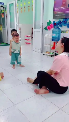 Cô lỡ la có 1 tiếng thôi mà 😢em bé 2 tuổi 😇😇😇