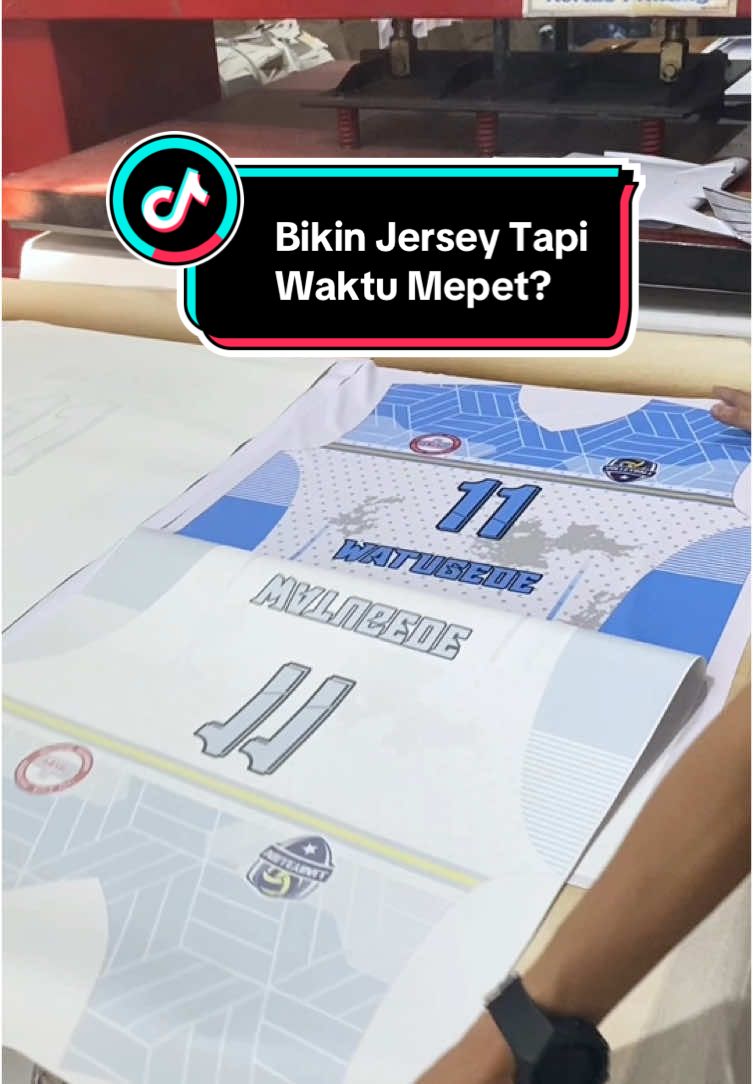 butuh jersey dalam waktu yang cepat? ke sapu jagat sportwear solusinya! bikin jersey cuma 6 hari aja…apa masih kurang cepat? tenang kami ada layanan prioritas bisa sampai 1 hari siap kirim lho, yuk buruan order sekarang! #jerseyvoli #jerseycustom #jerseykeren #jerseymurah #jersey 