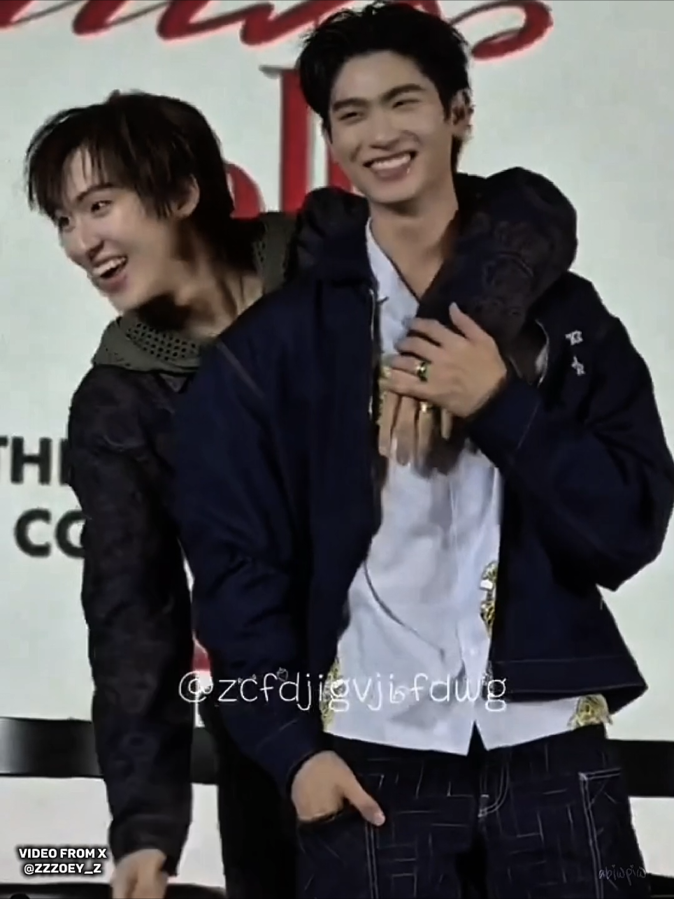 THEY JUST THE CUTESTTTT, thomas want to tease by covering him but kong just put his hand around him lolll (cr on video) #praewtalk2025xThomasKong #thomaskong #โทมัสก้อง #tthomastc #kongjiro #fyp 