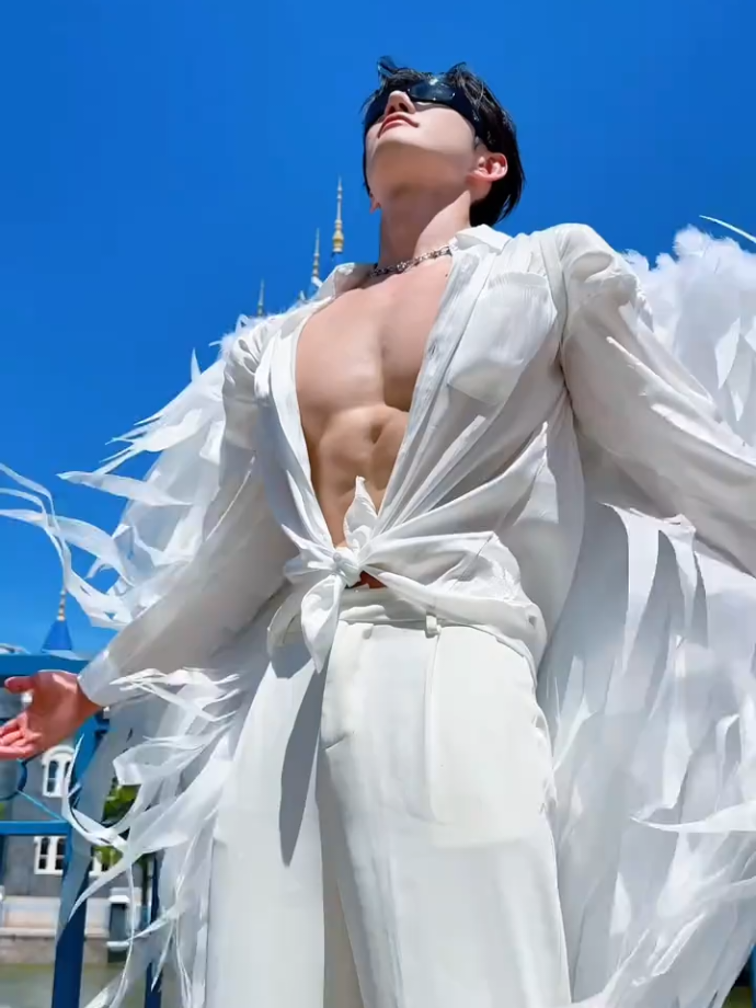 夏天淋湿的感觉谁懂啊  📷: Huang Daseng