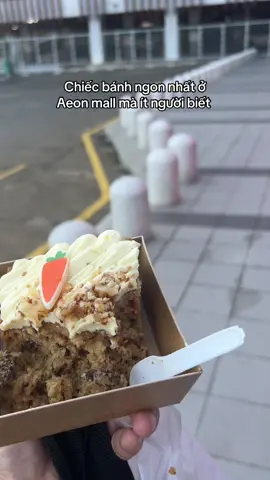 Bánh carot ở Aeon siêu ngon. Mình ăn vì tò mò mà dính luôn, sau đó có tìm ăn ở một số tiệm bánh nổi tiếng khác nhưng không đâu ngon như Aeon cả