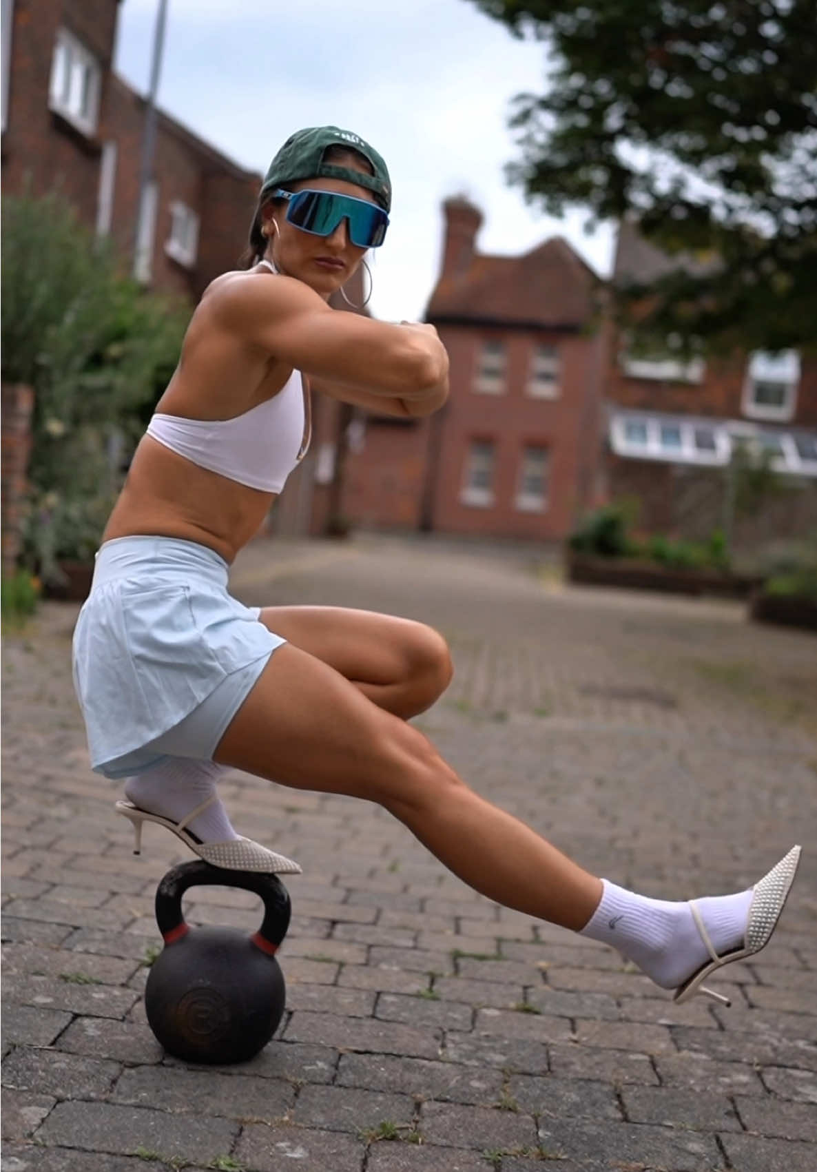 Challenge accepted @Nicki Minaj but make it a pistol squat on a Kettlebell Handle 😏😂 60 attempts later and we got it 👊🏼💪🏼 #challengeaccepted #nickiminajchallenge #pistolsquat 