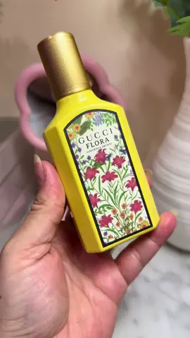 Gucci flora gorgeous orchid una fragancia de la familia olfativa floral frutal gourmand ,con notas de vainilla,orquídea de vainilla y notas ozonicas ,la recibí hace un tiempo desde @influenster y @Gucci #perfumestiktok #micolecciondeperfumes #influenster #gucci #guccifloragorgeousorchid 