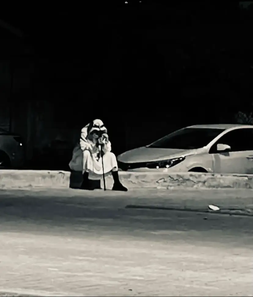 عزّي لحالك يا عزيّز وأنا أبوك كان الزمان اللي وطاني توطّاك افهم وصاتي يا عزيّز وأنا أبوك دامك صغير وغاية العلم يقراك تراه ما ينفعك خالك ولا أخوك لا صار ما تقضي لزومك بيمناك ولا تبات بهمّ دنياك مضنوك ما طاب لك مادام لك وافتهم ذاك #fyp #explorer #شعر_وقصائد #مالي_خلق_احط_هاشتاقات🧢 