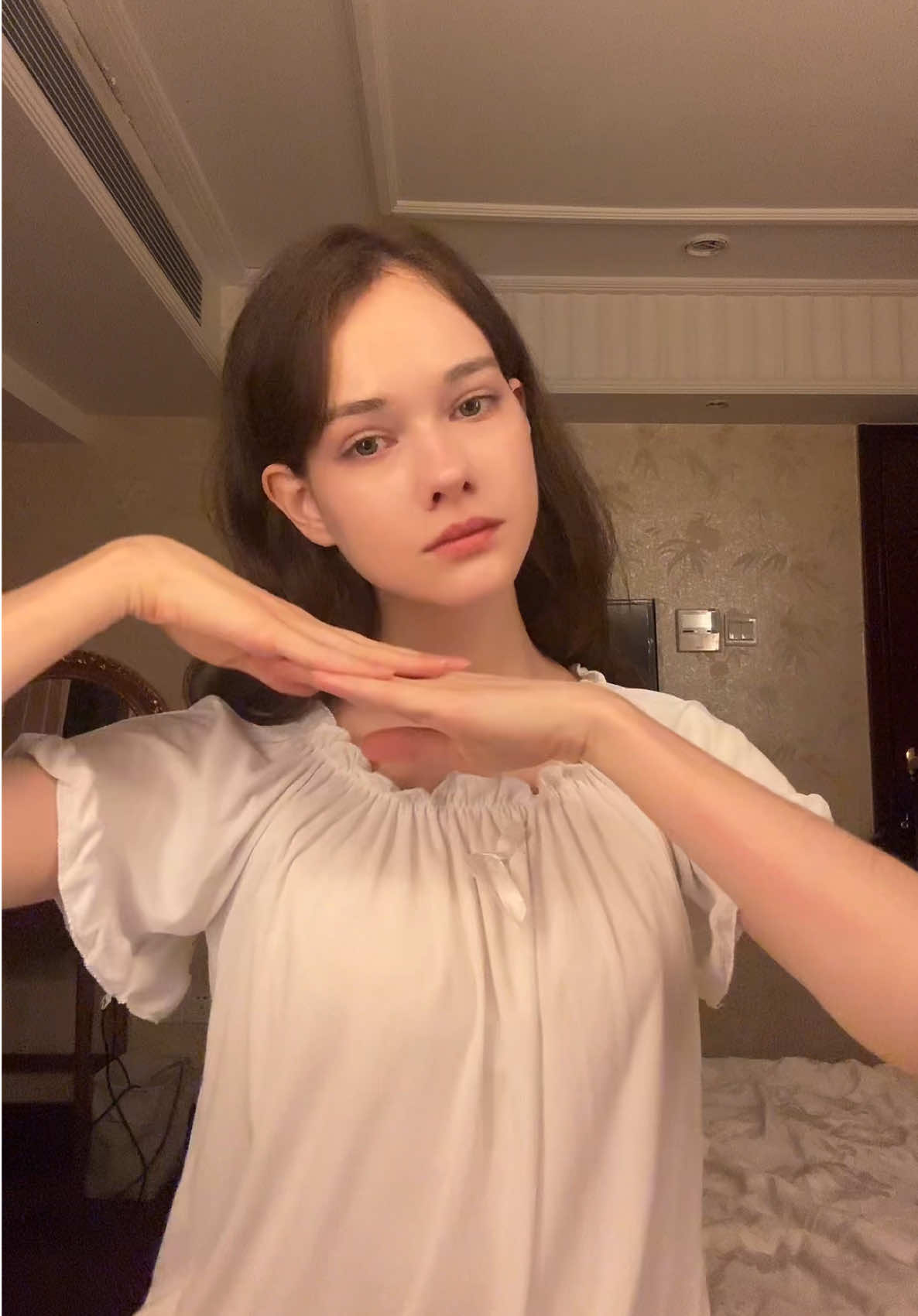 «У меня болит голова, потому что я плакала несколько часов и вода в организме закончилась, так что мне пришлось встать и выпить стакан тёплой воды. Я вернулась в постель, и засыпала уже с другой болью»  Ps: Ева 7-16 лет