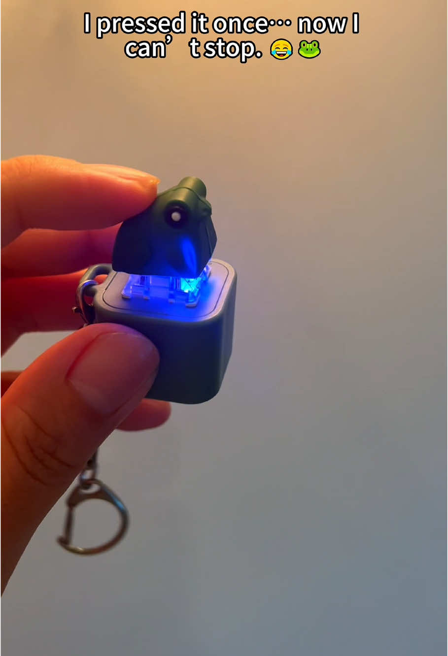 I pressed it once… now I can’t stop. 😂🦆🐸#OddlySatisfying #DeskToy #TikTokMadeMeBuyIt #StressRelief #FunnyGadget #FidgetToy #DuckButton #FrogButton #KeychainTrend #UnboxingFun