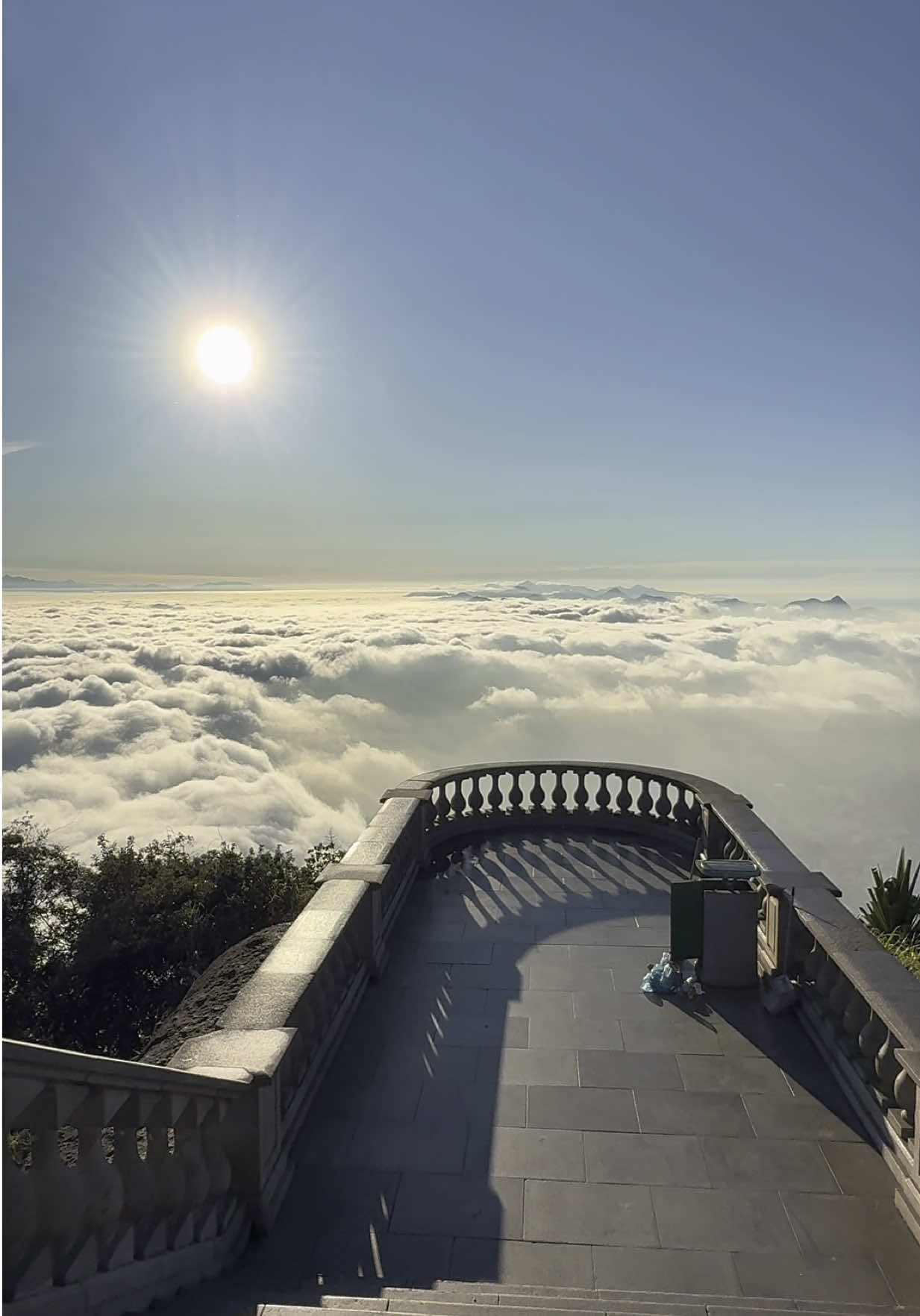Cristo Redentor  • • • Venha viver essa experiência incrível pela cidade do Rio de Janeiro, monte seu próprio roteiro. 🥾 Guia de Turismo credenciado pelo Ministério do Turismo. 📸 Tour Personalizado com fotos e vídeos.  🚘 Transporte privativo. • • • #cristoredentor  #escadariaselaron  #citytour  #cristoredentor  #muretadaurca  #paodeacucar  #turismo                                 