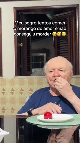 Acho muito fofinho ele comendo 🤣🤣🤣  #morangodoamor #sogro #idososnotiktok #trend #viraltiktok 