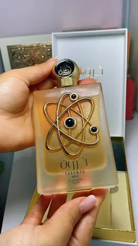 Tharwah Gold de Lattafa. Com notas doces, amadeiradas e aquele toque quente que te faz ser notada! ❤️‍🔥  Garanta já o seu!  #tharwahgold #perfumetiktok #perfumearabe 