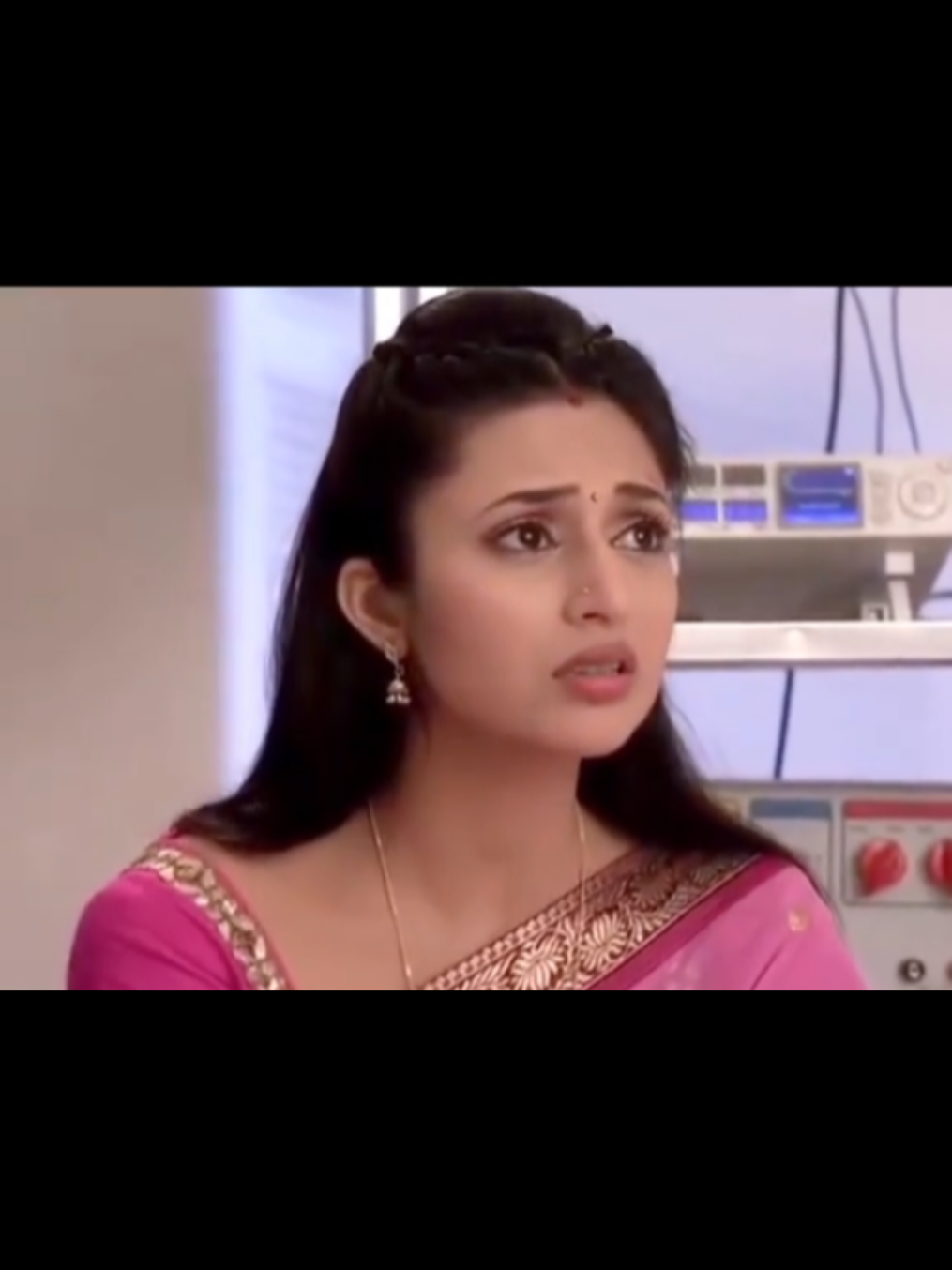 ME ADARAYAI EPISODE 131 රමන් සුදු කාර් විස්තරය ගැන පරීක්ෂකවරයාට ප්‍රකාශයක් ලබා දෙnaw. හැමෝම අම්මාව බලන්න එනවා. සිස්ට එයාලට යන්න , එළියේ ඉන්න, එක්කෙනෙකුට විතරයි මෙතන ඉන්න පුළුවන් කියනද. බාලා ඉෂිතාට අම්මා එක්ක ඉන්න කියනවා. හැමෝම යනව. තෝෂි සාමාන්‍ය විදියට හැසිරිලා අම්මත් එක්ක වාද කරලා අම්මව ඇහැරවන්න හදනවා. තෝෂි කියනව නැගිටින්න මදූ නැත්නම් එයා මම, ඉෂිතාට කුකුල් මස් උයන්න කියනව කියල.. ඉෂිතා අඬනවා. අම්මා ප්‍රතිචාර දක්වන්නේ නැහැ. තෝෂි කියනවා ඇයි ඔයා නිහඬව ඉන්නේ, ඔයාට මට මුහුණ දෙන්න බෑරිද, ඒත් මම ඔයා පස්සෙන් එන්නෙ නෑ, ඔයා හැමදාම මගේ කන් රිදෙන්න කෑ ගහනවනෙ, දැන් නැගිටින්න කියලා. සිස්ට කියනවා මෙතන සද්ද කරන්න එපා, එයාට කිසිම දෙයක් ඇහෙන්නෙ නෑ කියලා. ඉෂිතාත් ඔව් අම්මා කියනවා.  තෝෂි කියනවා මම ඔයාට බැනලා බලන්නම් ඉෂිතා බලන්නකො එයා නැගිටියි  කියලා. තෝෂිත් අඬ අඩ, අම්මට නැගිටින්න කියලා එකදිගට කතා කරනව ... රුහි ශ්‍රවානුයි වන්ඩුට කෝල් කරල කියනව අපිට ආච්චිව බලන්න ඕනෙ  කියල. වන්ඩු කියනව ආච්චි වෙනුවෙන් ප්‍රේ කරන්න කියල . රුහි කියනව ඇපි දැනටමත් ප්‍රේ කරල ඉවරයි කරදර වෙන්න එපා, මම ශ්‍රවාන්ව බලාගන්නම් කියල. තෝෂි කියනව මදූට ඔයා අද ඕනෙ දෙයක් කියන්න මන් අද ඒව ගනන් ගන් නැතුව අහන් ඉන්නම් ඔයා සැමවිටම මා සමඟ රන්ඩු කරන්න බලන් නෙ ඉන්නෙ කියල..තෝෂි කියනව බොහෝ දෙනෙක් ඔයාවෙනුවෙන් අඬනවා, හැමෝම ඔයාට කන්න කෑමත් ඉතිරි කළා, මම ඔයාට ඉඩ්ලි හදල දෙන්නම් කියනව.. මදූ  අත සොලවනවා. ඉෂිතා මෙය දැක එය සතුටින් තෝෂිට පෙන්නනව. ඉෂිත කියනව තෝෂිට දිගටම කතා කරන්න කියල ..තෝෂි කියනව රුහි වෙනුවෙන් අවදි වන්න, නැතිනම් මම රුහිට බිත්තර හදල දෙනව කියල.  මදූ ඇස් අරිනවා. ඉෂිතා කියනව අම්මට සිහිය එනවා , ගොස් ඩොක්ටට කතා කරන්න කියක කියනව . තෝෂිකියනව දෙවියන්ට ස්තූතියි කියක.. වෛද්‍යවරිය පැමිණ ඇයව පරීක්ෂා කරයි. තෝෂි අම්මාගෙන් අහනවා ඔයාට කොහොමද කියලා. වෛද්‍යවරිය කියනව එයාට හොදයි කියල, මදූට දෙයක් කියන්න ඕනෙ කියලා කියනද.. රමනුත්  එතනට එනවා. අම්මා යමක් කියන්න උත්සාහ කරනවා. ඇය රෝමි කියනවා. ඉෂිතා රෝමිට කියන්නේ මොකක්ද කියලා කියනවා. අම්මා ඇස් පියාගන්නවා. තෝෂි කියනවා ඇයි එයා රෝමිගේ නම කිව්වේ, එයාට මොනවා හරි වුණාද කියලා, මම සිම්මි එක්ක කතා කරන්නම් කියලා. Ithuru tika comments wala #ishra #meadarayaisinhala #meadarayaimula 
