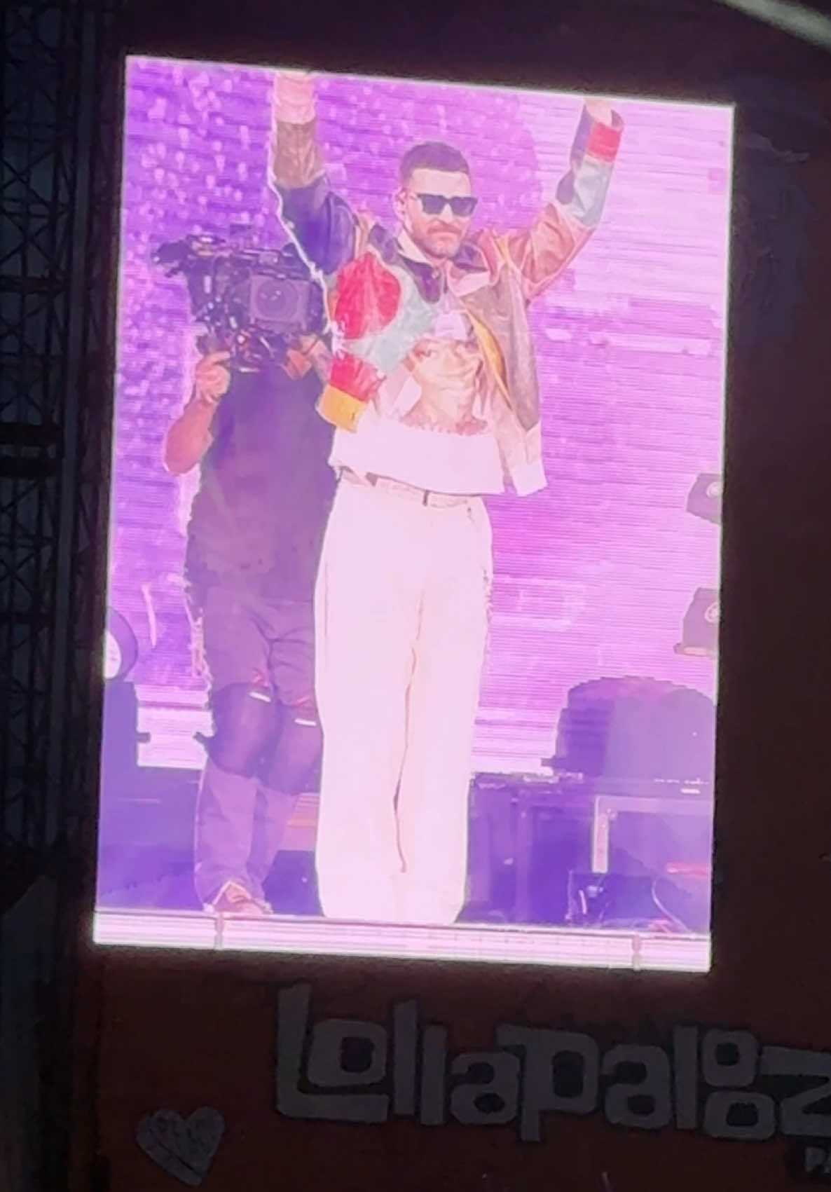 mom is 17 again at the @Justin Timberlake  concert in Paris😄💅🏻 #ryp #paris #meme #mom #justintimberlake #fypシ゚ #foryou 