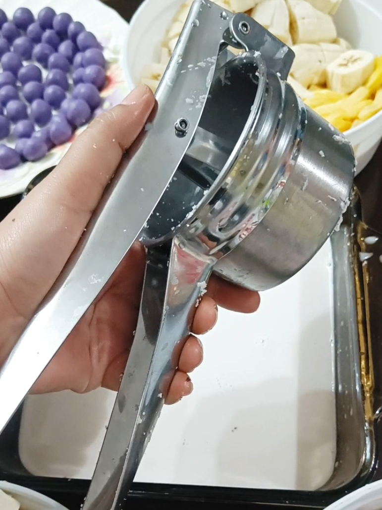Coconut press or squeezer para mapadali ang pag gata natin #coconut #masher #fyp #Lifestyle #potatomasher #KitchenHacks #kitchengadgets 