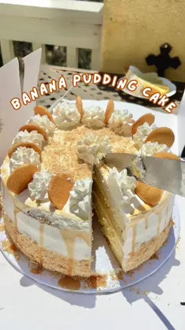 I tried and reviewed this stunning Banana Pudding Cake from Extraordinary Banana Pudding in San Diego! ✨🤩🍌🎂✨ If you like banana pudding you’re sure to like this, but be warned that the size is massive, it’s definitely on the sweet side, and the banana flavor is really strong. Now that I’ve tried their cake I want to go back for the regular banana puddings too though! 👀 Let me know if you want a review of that and be sure to follow for more San Diego food features, reviews, and news 🙏🏻 #bananapudding #viraldessert #sandiegofoodie #sandiegodesserts #bananapuddingcake 