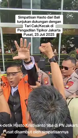 Orang Bali tak pernah lepas dari seni dan budaya, termasuk dalam menunjukan dukuangannya terhadap Sekjen PDIP Hasto Kristiyanto dalam kasus suap dan perintangan penyidikan di Pengadilan Tipikor, Jakarta Pusat,  25 Juli 2025.  Nampak sejumlah penari berteriak dengan vokal cak-cak-cak, lantunan tembang dalam dari Kecak atau Cak. Mereka lengkap mengenalan kostum tari. Tampak diantara mereka ada yang menjadi komando, ketika Hasto Kristiyanto tiba langsung kompak menyuarakan vokal cak-cak-cak. Hasto pun menyambangi mereka juga ikut melontarkan cak-cak-cak.  Meski niatan untuk memperlihatkan kesenian, namun hal ini mendapatkan sejumlah kritikan dan hujatan dari netizen.  …