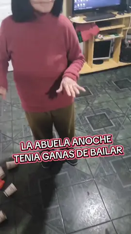 LE GUSTA LA MÚSICA.  ANOCHE BAILANDO CON SU HIJO. #fypシ゚ #paratiiiiiiiiiiiiiiiiiiiiiiiiiiiiiii #fyp #abuelasdetiktok #alzheimer 