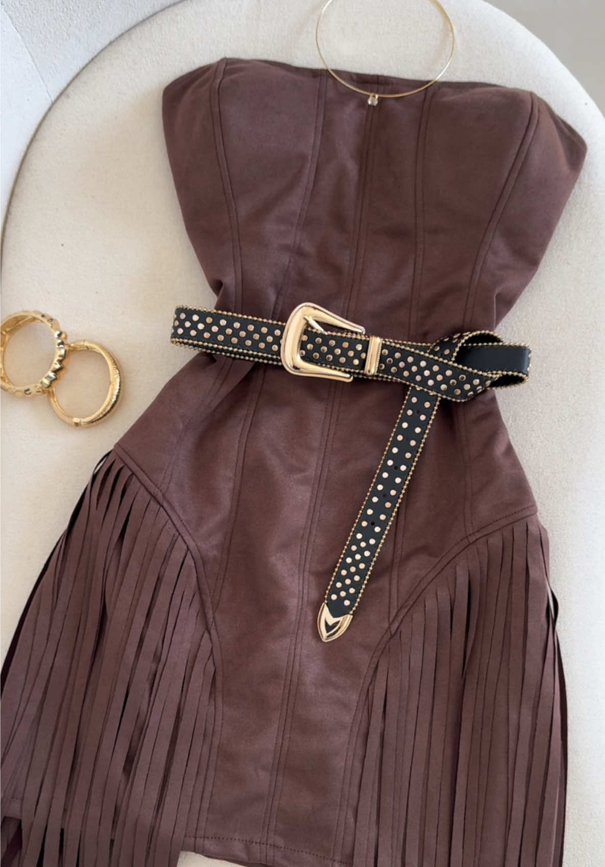 Sabe aquele look que é puro charme sertanejo? 🤎 Vestido em suede com modelagem corset que valoriza as curvas. As franjas nas laterais trazem o movimento e atitude!  Combinamos com cinto western e choker dourada pra deixar o visual ainda mais marcante! 💫 🛒 Disponível no marrom e no preto Corre garantir o seu no site ou na loja! www.alohacamilly.com.br #AlohaCamilly #LookSertanejo #ModaFeminina #LookDeRodeio #CountryStyle #VestidoComFranja #CorsetSuede    