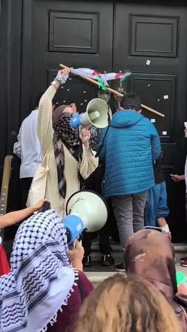 إغلاق مقر إقامة السفير المصري في لندن  من قبل ورثة أنس حبيب مع هتافات بإهانته علي الملأ 