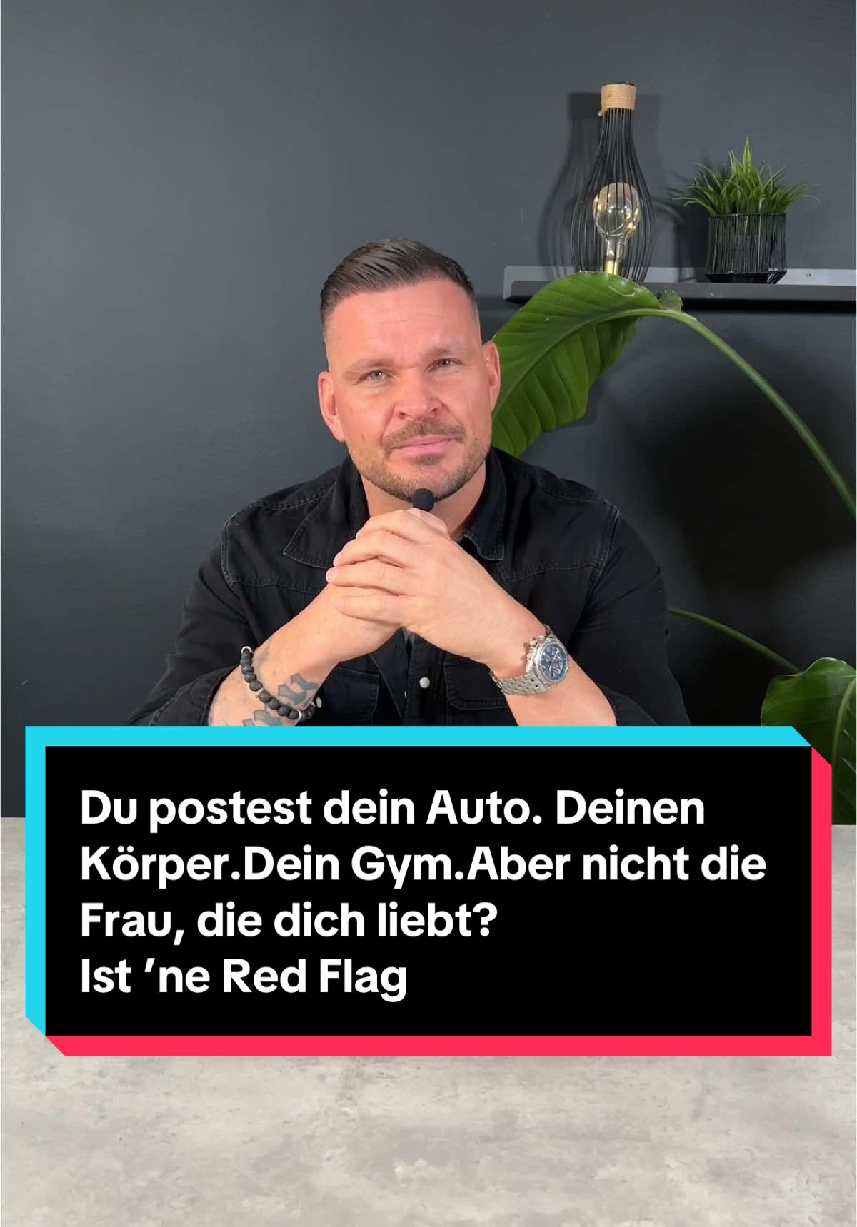 Du kannst posten, was du willst: Dein Training, dein Urlaub, dein Feierabendbier mit den Jungs. Aber sobald es um die Frau geht, die dich liebt, wird’s plötzlich still? Diese Frau, die dich jeden Tag begleitet. Die dich stärkt, wenn du schwach bist. Die dich feiert, wenn du selbst zweifelst. Die dich liebt – mit all deinen Ecken. Und du? Lässt sie unsichtbar. Wie ein Schatten hinter deinem Leben. Sag nicht, das sei Privatsphäre. Sag ehrlich: Du willst dir die Türen offenhalten. Optionen. Notausgänge. Bestätigung. Aber weißt du, was echte Männlichkeit ist? Stolz auf diese Frau zu sein. Sie zu zeigen. Nicht, um zu prahlen – sondern, weil du verstanden hast, was du da hast. Denn ein echter Mann versteckt keine Frau, die ihm Rückhalt gibt. Er schützt sie nicht vor der Welt – er stellt sie an seine Seite. Oder siehst du das anders? 👉🏼 Schreib’s in die Kommentare. 👉🏼 Markier den, der das mal hören muss. 👉🏼 Und wenn du als Frau genau das gerade fühlst: Du verdienst Sichtbarkeit. Kein Versteckspiel. #RedFlag #ZeigSieStolz #EchteLiebeVerstecktManNicht #MännerMitHaltung #LiebeZeigen #BeziehungAufAugenhöhe #DuBistNichtUnsichtbar #Wertschätzung #EchteMännerEchteTaten #MännerDieLieben #GrenzenSetzen #VersteckenIstKeineLiebe #SocialMediaEhrlich