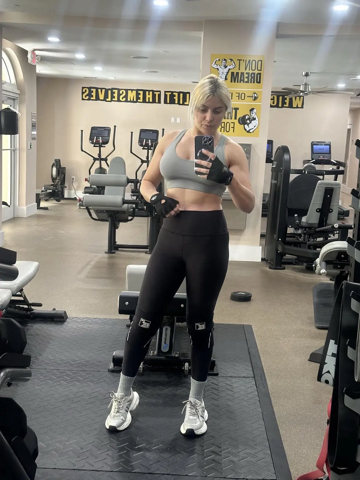 Cuál es el secreto para un buen workout? Fácil: actitud, buena música y un outfit que me haga sentir imparable 😏💪 Ya estoy lista para dejarlo todo en esa rutina. #SlayMode #ReadyToLift #gymglowup #GymPrep #FitWithStyle #StrongMood #FitnessLatina #trending 